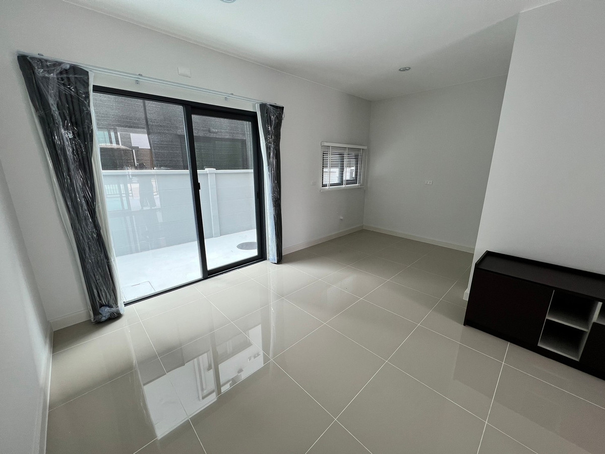 For RentHouseVipawadee, Don Mueang, Lak Si : Corner townhome, 5-mins drive to Harrow International School. Pets allowed. can register a Company. Additional furniture can be requested.