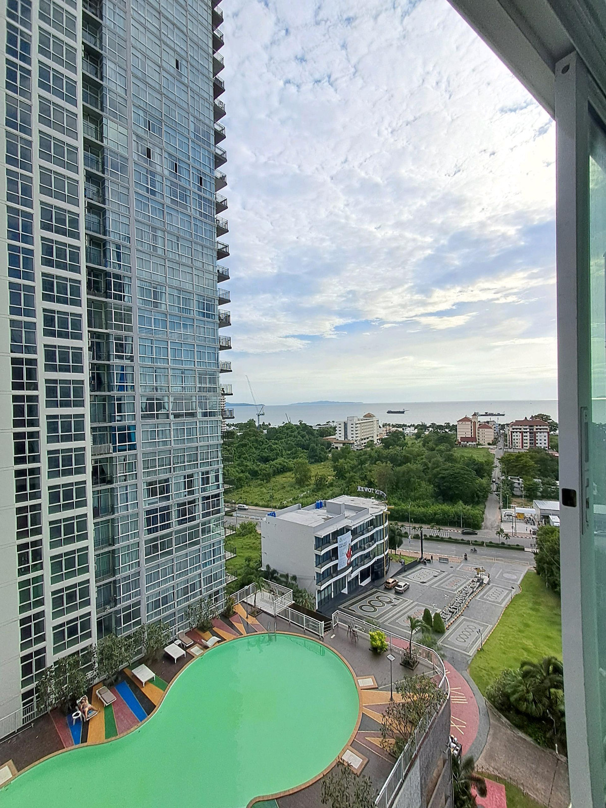 For SaleCondoPattaya, Bangsaen, Chonburi : Condo for urgent sale, AD The Grand Jomtien Pattaya, 12th floor, sea view, pool view, built-in furniture, complete electrical appliances, 200 meters from the sea, Jomtien Road 2