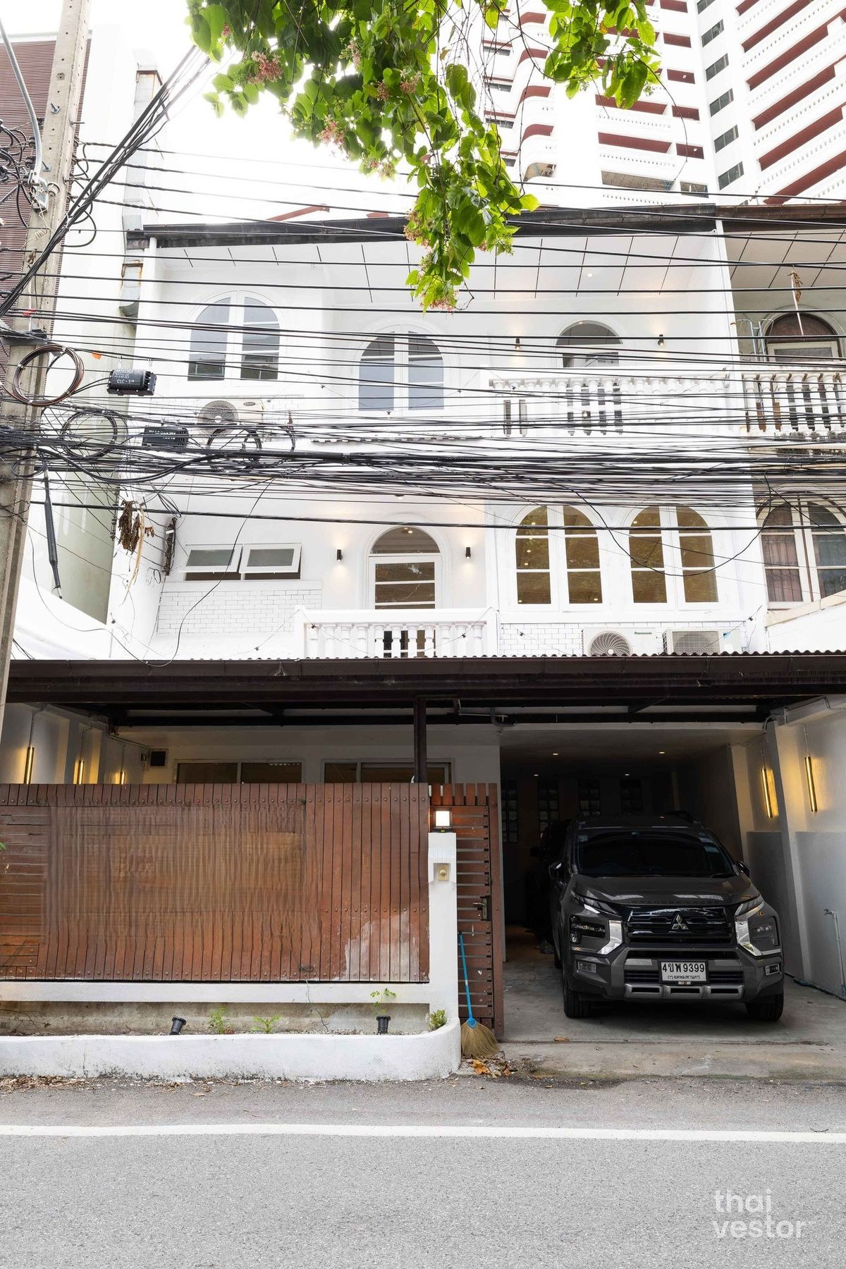 ให้เช่าทาวน์โฮมสุขุมวิท อโศก ทองหล่อ : LTH12956 – Townhouse Home Office for Rent (ทาวน์เฮ้าส์ โฮมออฟฟิศให้เช่า) at Sukhumvit 49/1 (สุขุมวิท 49/1) Size approx. 240 sqm. Land 30 sq.w. 7 rooms 4 baths Near BTS Phrom Phong ONLY 145K/month