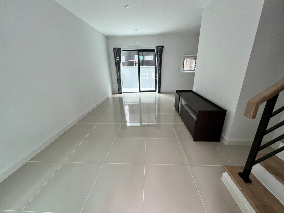 For RentHouseVipawadee, Don Mueang, Lak Si : Corner townhome, 5-mins drive to Harrow International School. Pets allowed. can register a Company. Additional furniture can be requested.