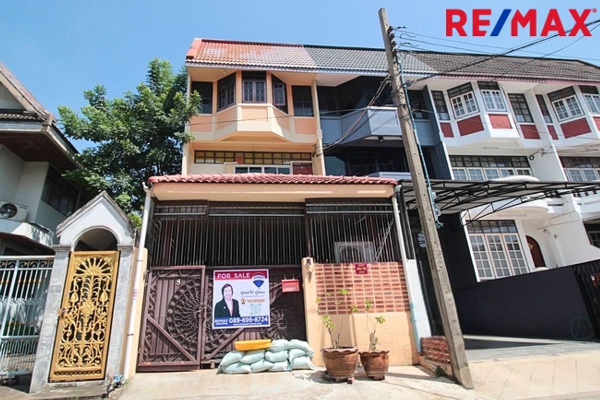 For SaleTownhomeSukhumvit, Asoke, Thonglor : Selling a home office in the heart of Sukhumvit for 5 minutes to Bangchak BTS. Parking 2 cars