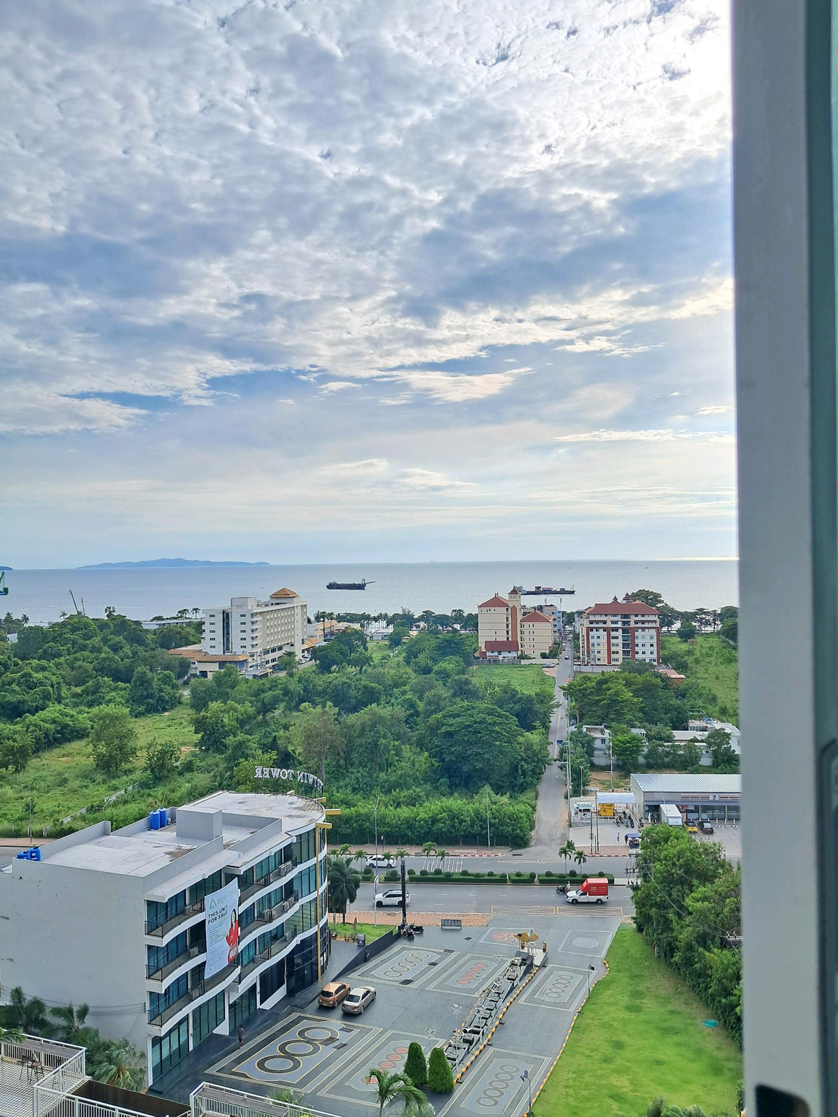 For SaleCondoPattaya, Bangsaen, Chonburi : Condo for urgent sale, AD The Grand Jomtien Pattaya, 12th floor, sea view, pool view, built-in furniture, complete electrical appliances, 200 meters from the sea, Jomtien Road 2