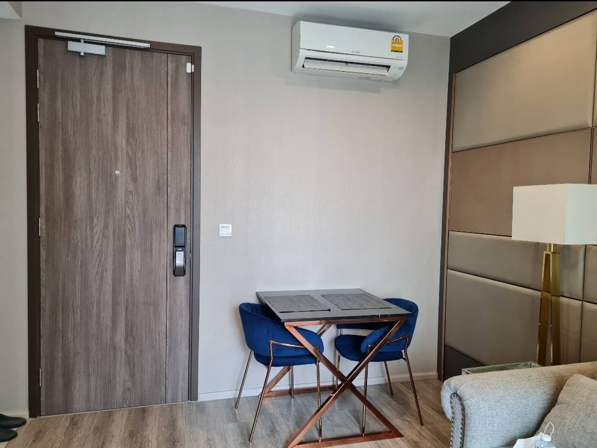 For RentCondoRama9, Petchburi, RCA : The Ideo Mobi Asoke Condo is convenient to travel near the MAT BTS.