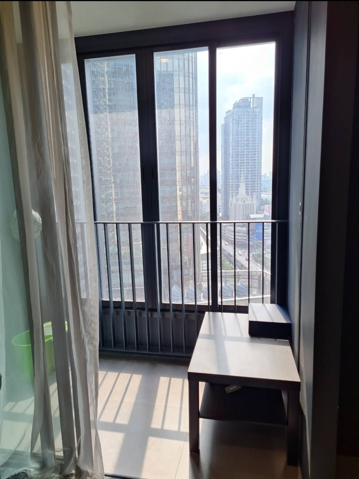 For RentCondoRama9, Petchburi, RCA : The Ideo Mobi Asoke Condo is convenient to travel near the MAT BTS.