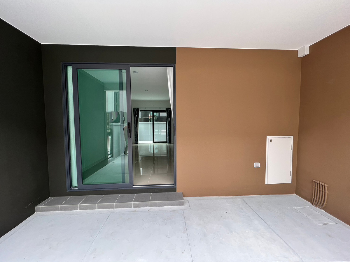 For RentHouseVipawadee, Don Mueang, Lak Si : Corner townhome, 5-mins drive to Harrow International School. Pets allowed. can register a Company. Additional furniture can be requested.