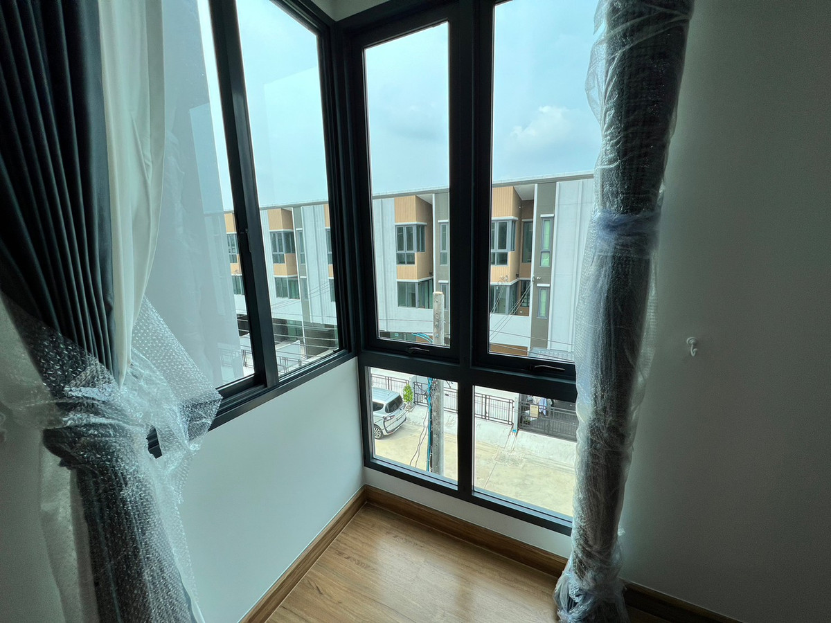 For RentHouseVipawadee, Don Mueang, Lak Si : Corner townhome, 5-mins drive to Harrow International School. Pets allowed. can register a Company. Additional furniture can be requested.