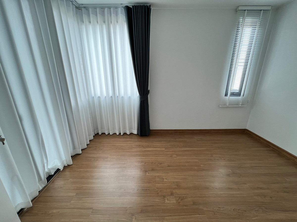 For RentHouseVipawadee, Don Mueang, Lak Si : Corner townhome, 5-mins drive to Harrow International School. Pets allowed. can register a Company. Additional furniture can be requested.