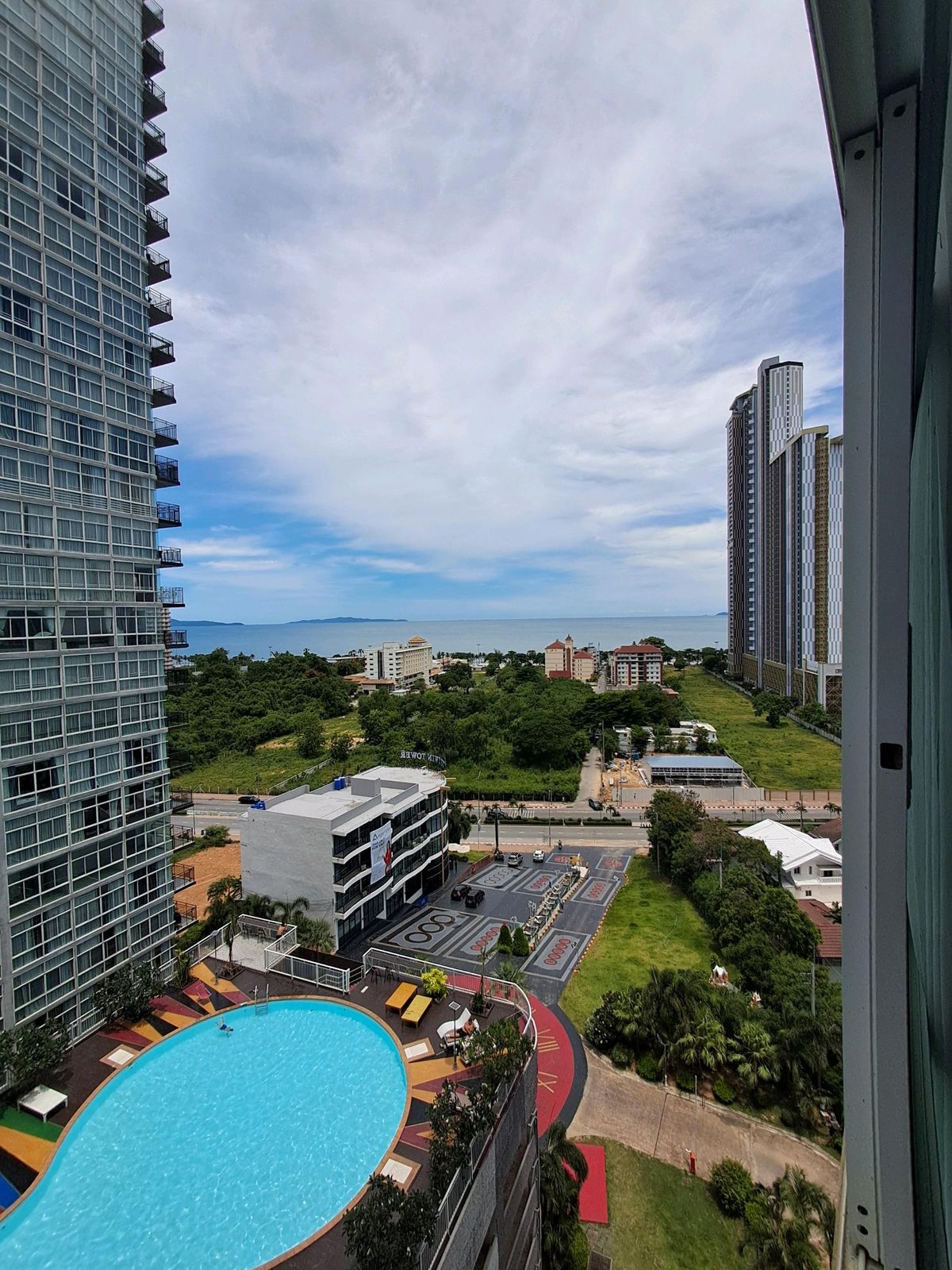 For SaleCondoPattaya, Bangsaen, Chonburi : Condo for urgent sale, AD The Grand Jomtien Pattaya, 12th floor, sea view, pool view, built-in furniture, complete electrical appliances, 200 meters from the sea, Jomtien Road 2