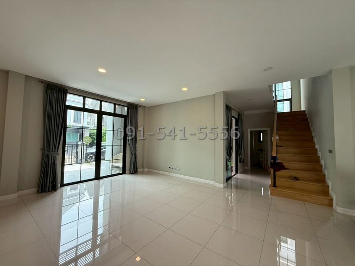 ขายบ้านนวมินทร์ รามอินทรา : ขายบ้านหรู 2 ชั้น มบ.มิลตัน เรสซิเดนซ์ รามอินทรา เนื้อที่กว้างขวาง 111 ตรว มีสวนและสนามหญ้าหน้าบ้าน