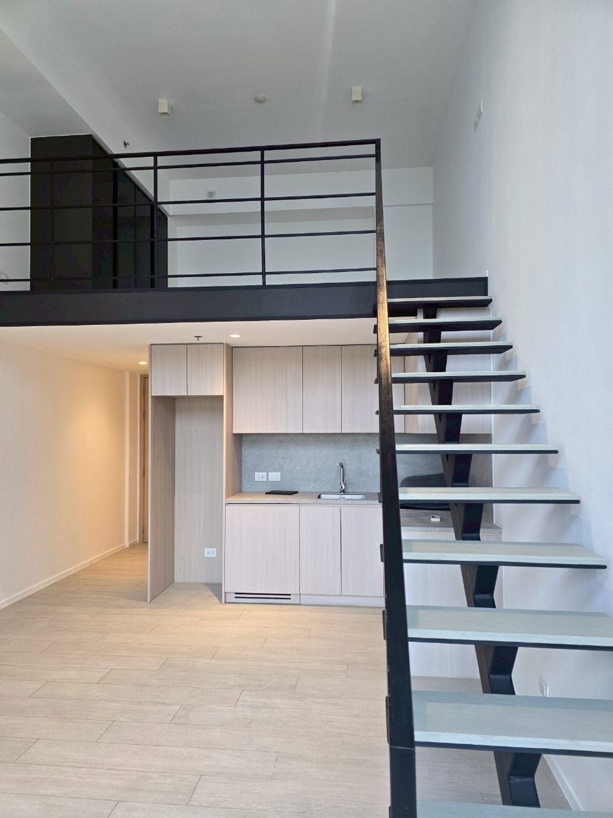 For SaleCondoSilom, Saladaeng, Bangrak : The Lofts Silom-46 sqm. Fall out. Book now. 092-545-6151 (Tim)
