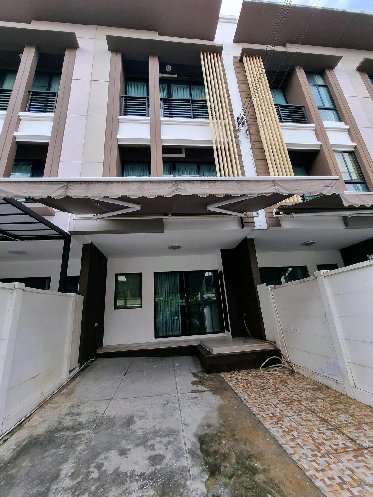 For RentTownhomeThaphra, Talat Phlu, Wutthakat : Rent a Baan-Klangmueng Kanlapaphruek Townhome, 3 floors, spacious, near Dae Mall, Tha Phra Sathorn, very easy to enter the city.  New furniture and electrical appliances The central part has a fitness, swimming, club house, rental, total value 27,000 
