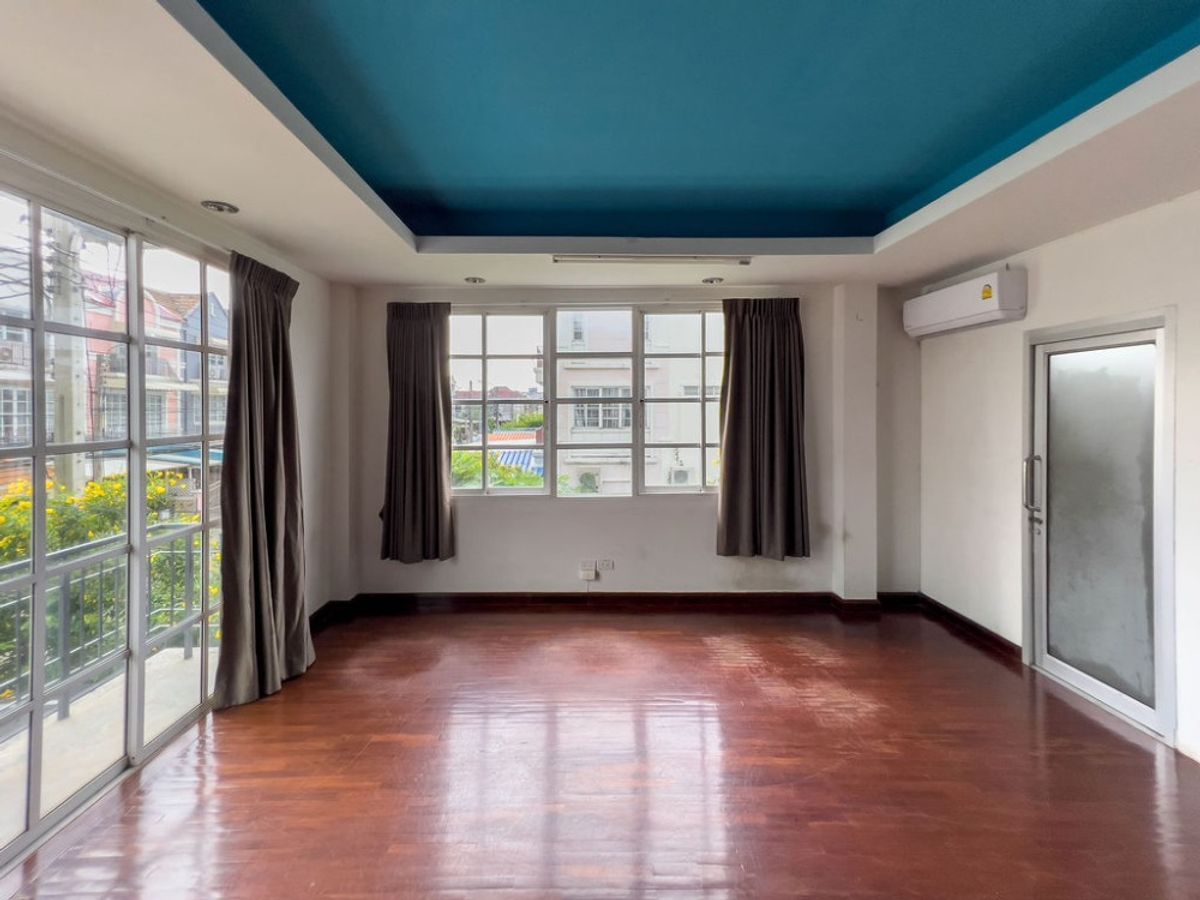 ให้เช่าทาวน์โฮมโชคชัย4 ลาดพร้าว71 : RH081225 ให้เช่า ทาวน์โฮม 3ชั้น 4ห้องนอน หมู่บ้านชาลิสา ลาดพร้าววังหิน 34 ตกแต่งพร้อมอยู่