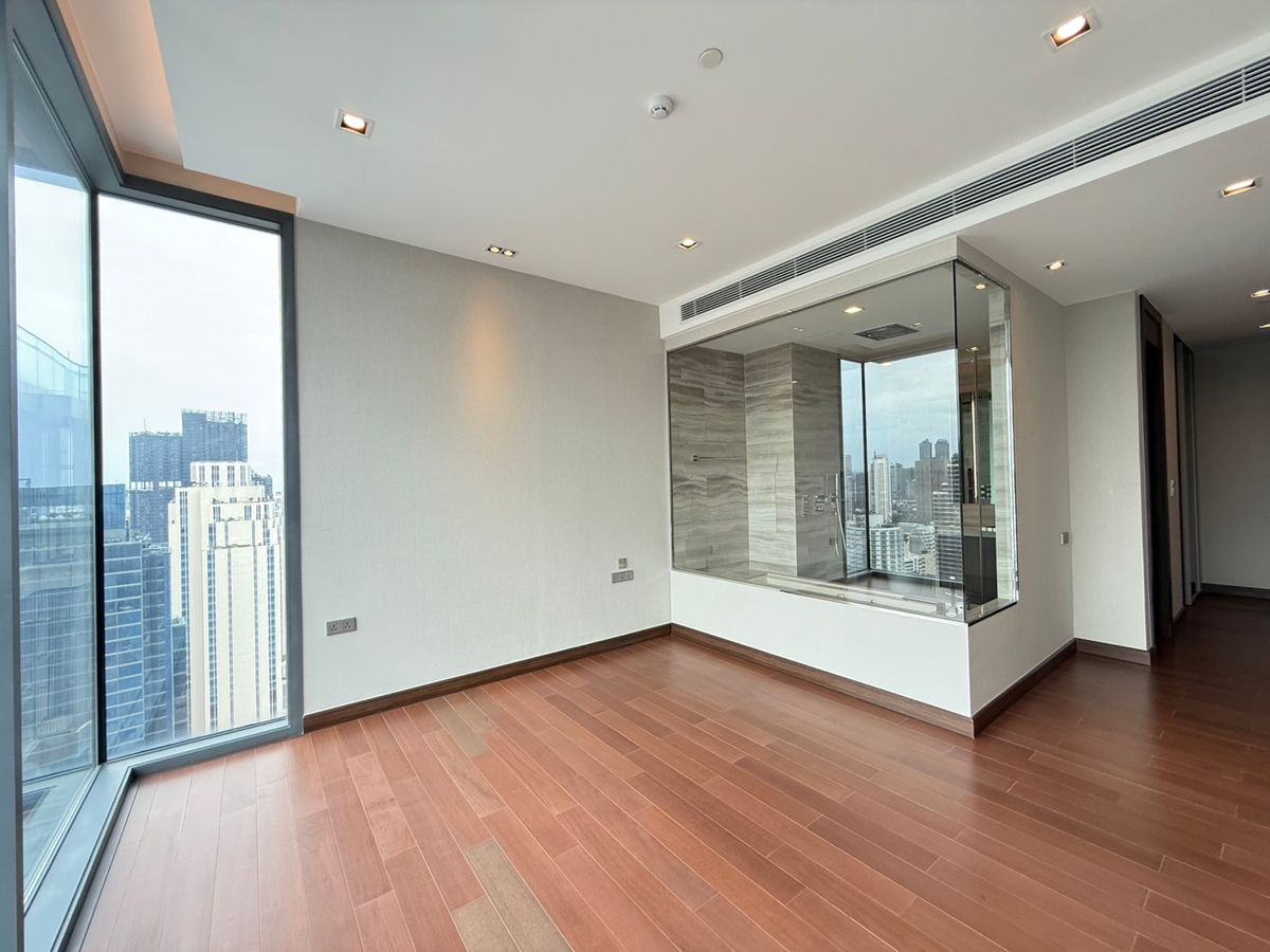 For SaleCondoNana, North Nana,Sukhumvit13, Soi Nana : Building *** Real room picture *** Q1 Sukhumvit 3 Beds 4 Baths 158.45 SQ.M. P/F ** Fixed 3 Parking