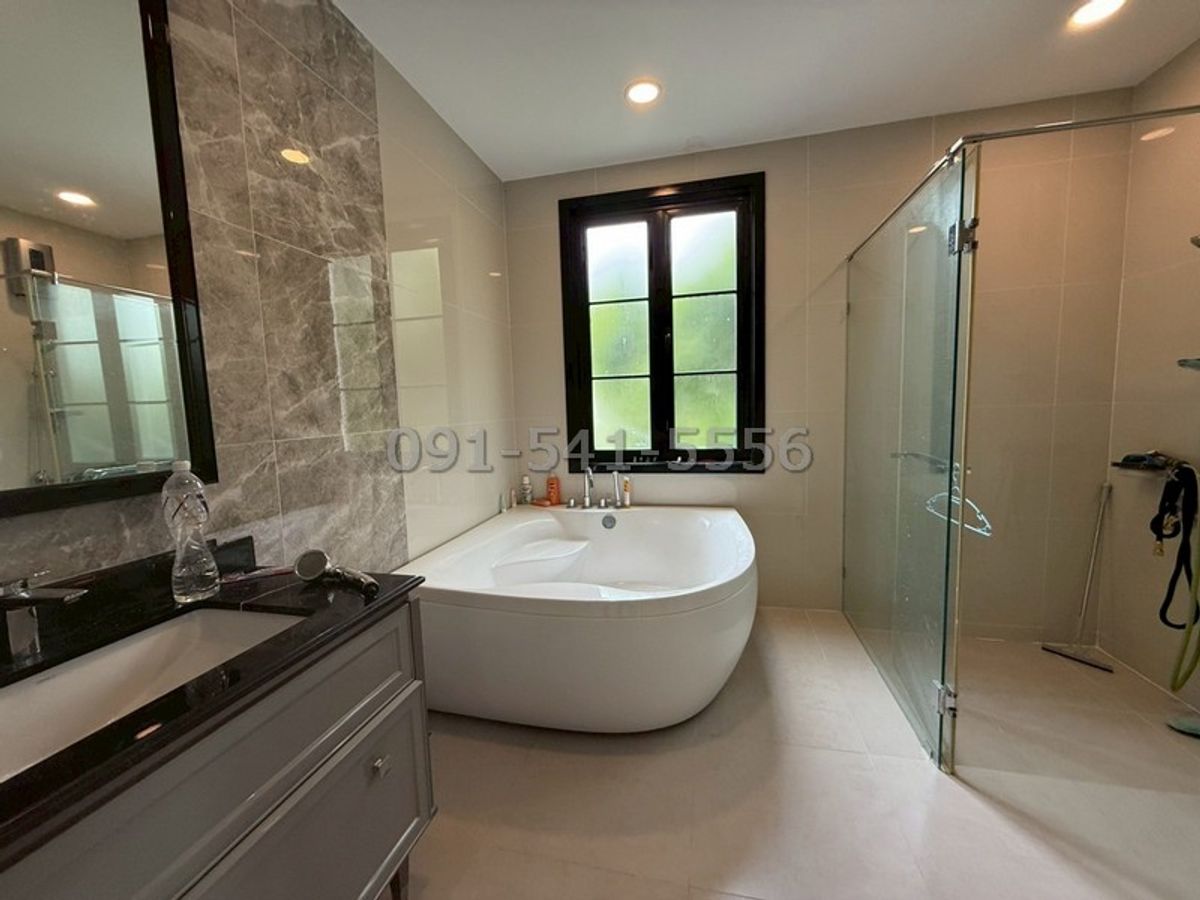 ขายบ้านนวมินทร์ รามอินทรา : ขายบ้านหรู 2 ชั้น มบ.มิลตัน เรสซิเดนซ์ รามอินทรา เนื้อที่กว้างขวาง 111 ตรว มีสวนและสนามหญ้าหน้าบ้าน