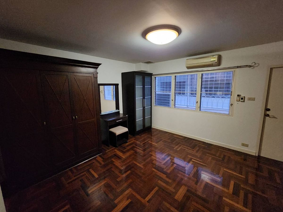 For RentTownhomeRatchadapisek, Huaikwang, Suttisan : Rent a townhouse Ratchadaphisek Zone - Five Lat Phrao Intersection near MRT Five Lat Phrao Intersection for 5 minutes