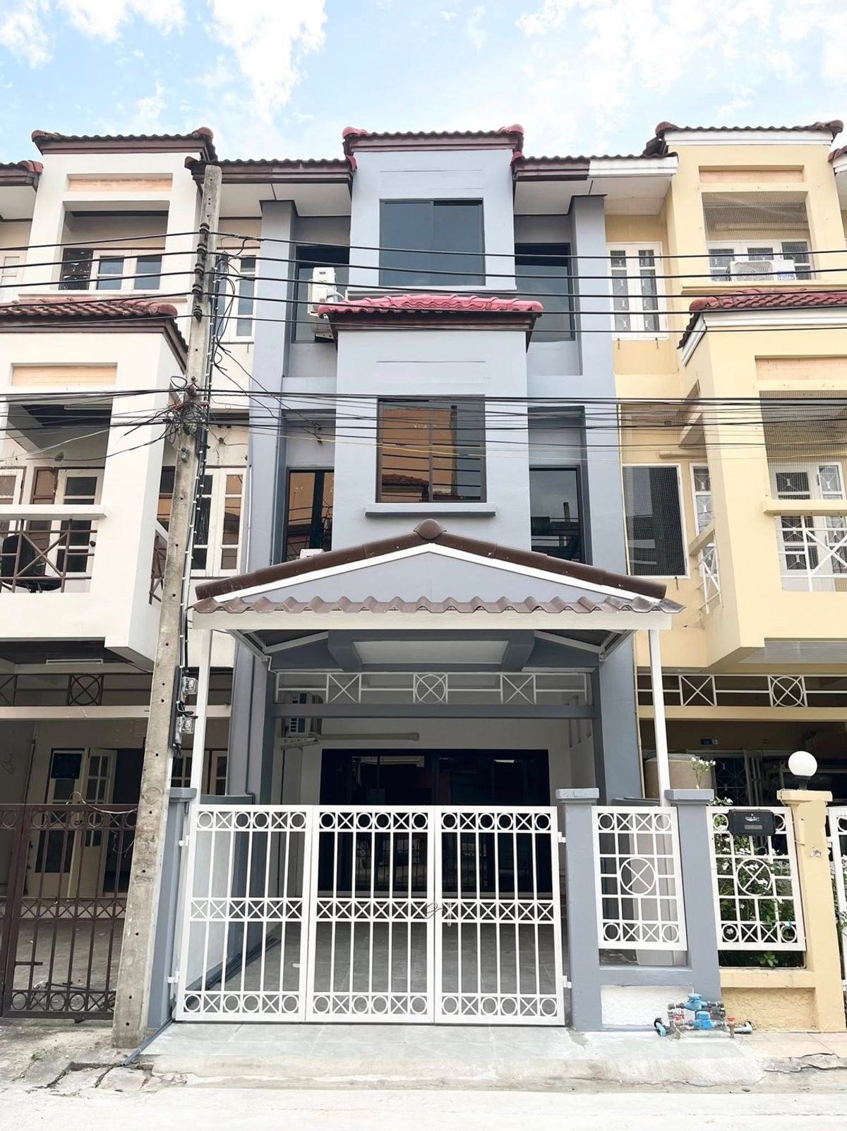 ให้เช่าทาวน์โฮมนวมินทร์ รามอินทรา : ให้เช่ายบ้านทาวน์โฮม 3 ชั้น(เลียบทางด่วนรามอินทรา) ใกล้ โรงเรียนนานาชาติกีรพัฒน์(KPIS) เดินทางสะดวก เข้าเอกมัยเพียง 15 นาที