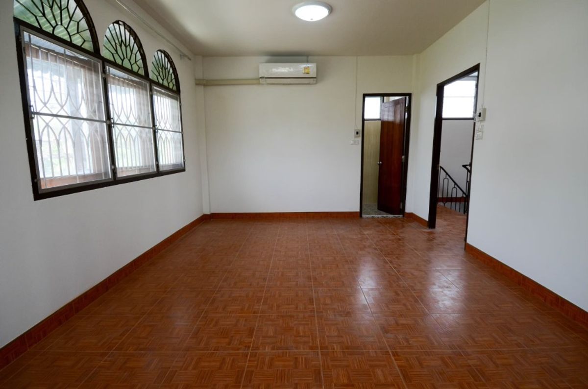 For RentHouseChokchai 4, Ladprao 71, Ladprao 48, : RH081125 2-story, 3-bedroom detached house for rent in Chok Chai 4 area, ideal for a home office.