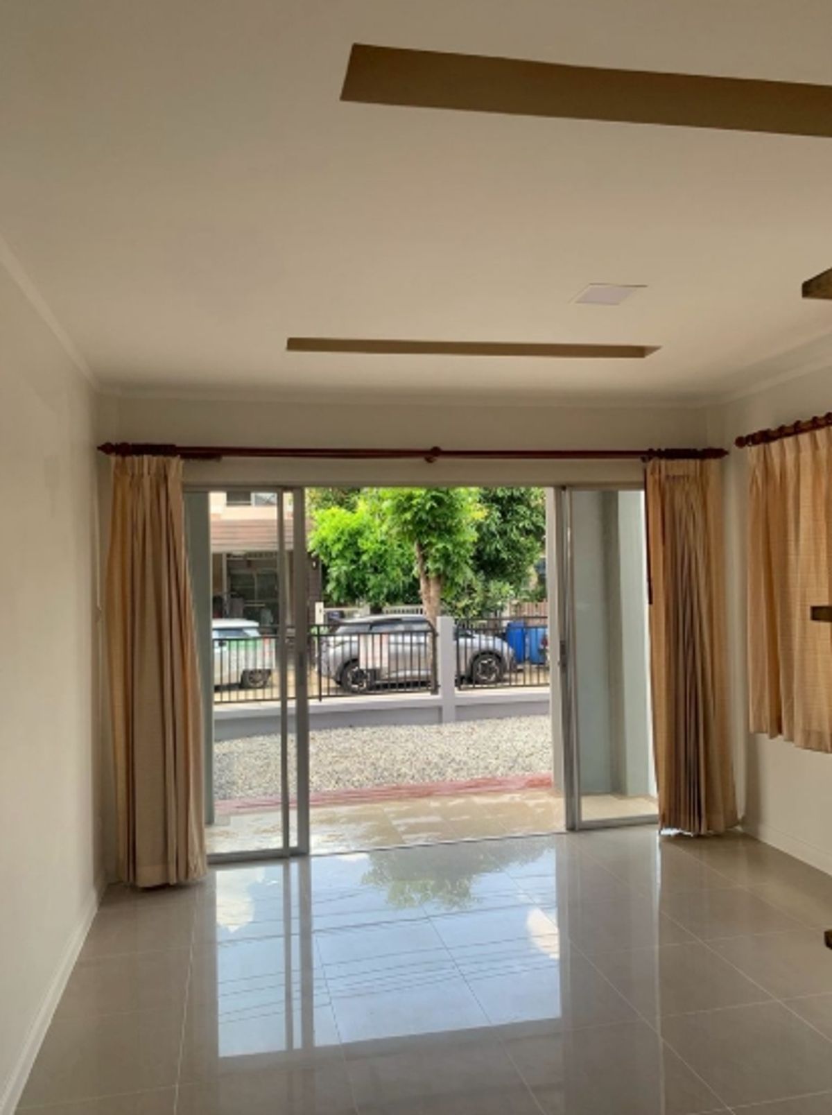 ขายบ้านนวมินทร์ รามอินทรา : ขายบ้านเดี่ยว 2 ชั้น , เนื้อที่ 61.8 ตรว.  หมู่บ้านสัมมากร 2 ถนนสามวา 20 แขวงบางชัน  เขตคลองสามวา  จังหวัดกรุงเทพมหานคร (ตกแต่งใหม่ พร้อมอยู่ )