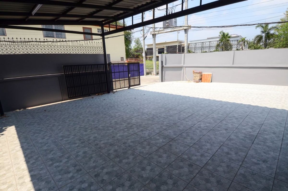 For RentHouseChokchai 4, Ladprao 71, Ladprao 48, : RH081125 2-story, 3-bedroom detached house for rent in Chok Chai 4 area, ideal for a home office.