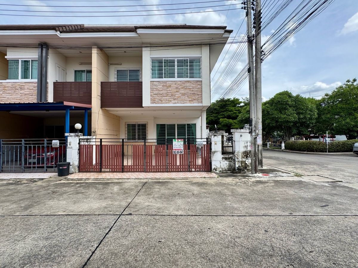 ขายทาวน์โฮมปทุมธานี รังสิต ธรรมศาสตร์ : ขายถูก ทาวน์เฮาส์ 2 ชั้น ตามสภาพ มบ.The Living รังสิต-ติวานนท์  3 ห้องนอน 3 ห้องน้ำ 29 ตร.ว หลังมุม เดินทางสะดวก หมู่บ้านติดถนนใหญ่ ใกล้รถไฟฟ้าและทางด่วน เพียง 10 นาที