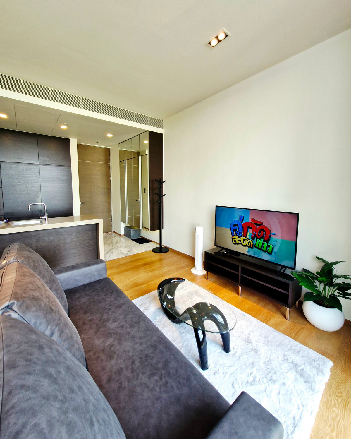 ให้เช่าคอนโดสีลม ศาลาแดง บางรัก : Saladaeng One – คอนโดหรูใจกลางเมือง ทำเลพรีเมียม 1 ห้องนอน  1 ห้องน้ำ  ราคาเช่า: 55,000 บาท/เดือน Call: 086-746-8882 (K. Cooper)