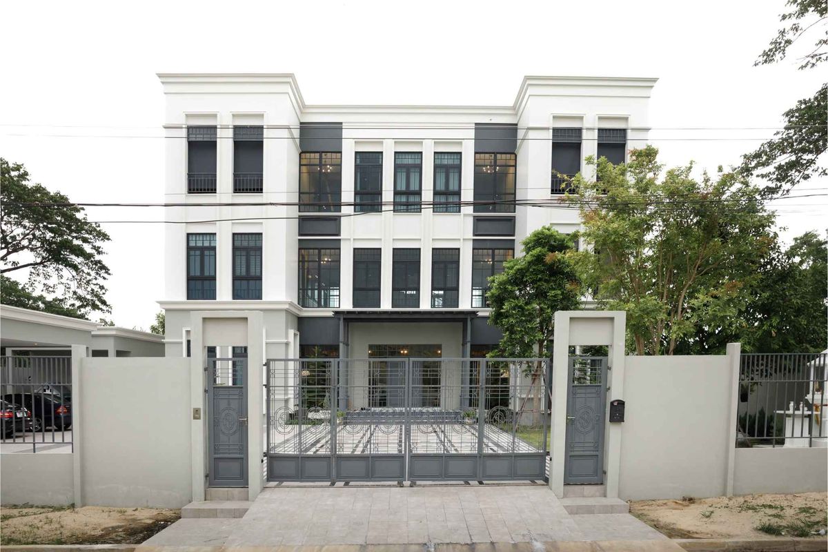 ขายบ้านปทุมธานี รังสิต ธรรมศาสตร์ : บ้านเดี่ยวหรู 3 ชั้นริมน้ำ หมู่บ้านสวนเอกเล็กปาร์ค ลำลูกกา – ทำเลพรีเมียม ใกล้สนามกอล์ฟ