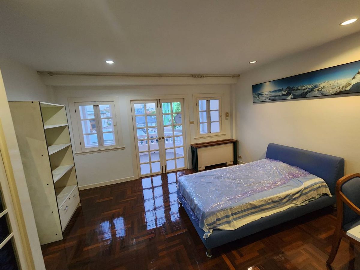 For RentTownhomeRatchadapisek, Huaikwang, Suttisan : Rent a townhouse Ratchadaphisek Zone - Five Lat Phrao Intersection near MRT Five Lat Phrao Intersection for 5 minutes