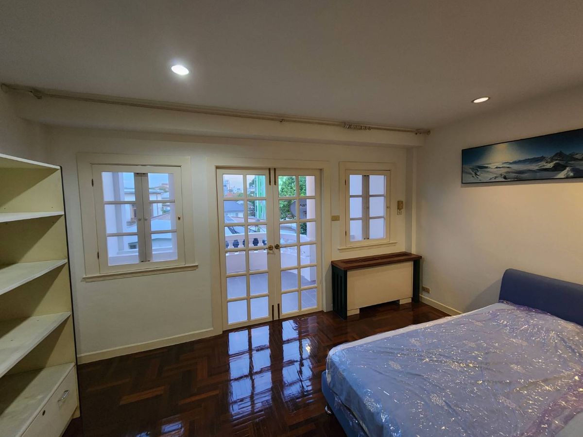 For RentTownhomeRatchadapisek, Huaikwang, Suttisan : Rent a townhouse Ratchadaphisek Zone - Five Lat Phrao Intersection near MRT Five Lat Phrao Intersection for 5 minutes