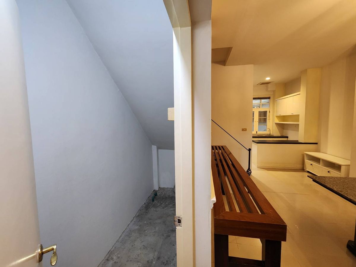 For RentTownhomeRatchadapisek, Huaikwang, Suttisan : Rent a townhouse Ratchadaphisek Zone - Five Lat Phrao Intersection near MRT Five Lat Phrao Intersection for 5 minutes