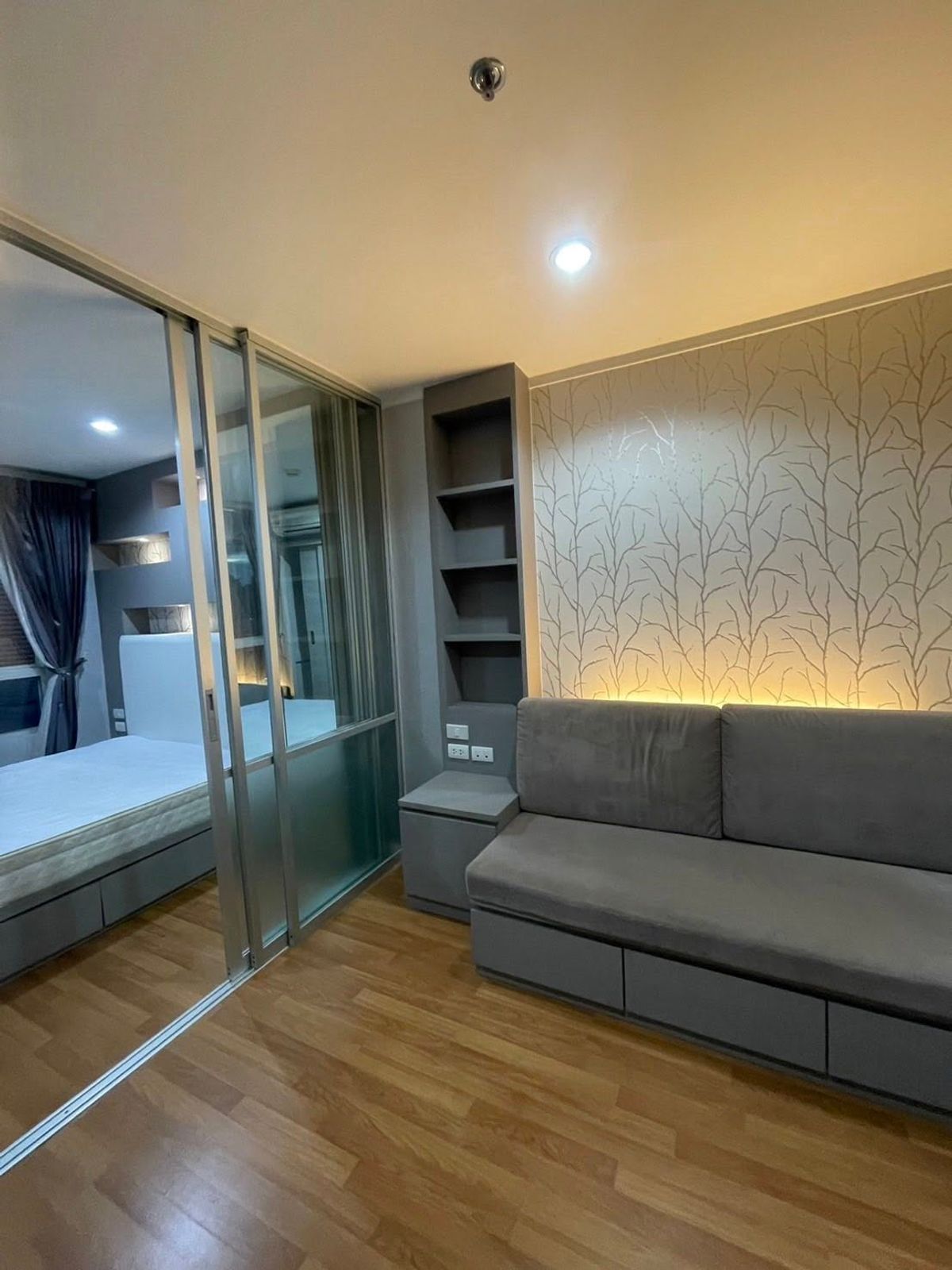 For RentCondoRama9, Petchburi, RCA : Hurry up and book now. Rent RR661 Lumpini Park Rama9. Beautiful room. Furniture near the MRT Rama 9 BTS. Ready to enter 8/10/2025. Book now.