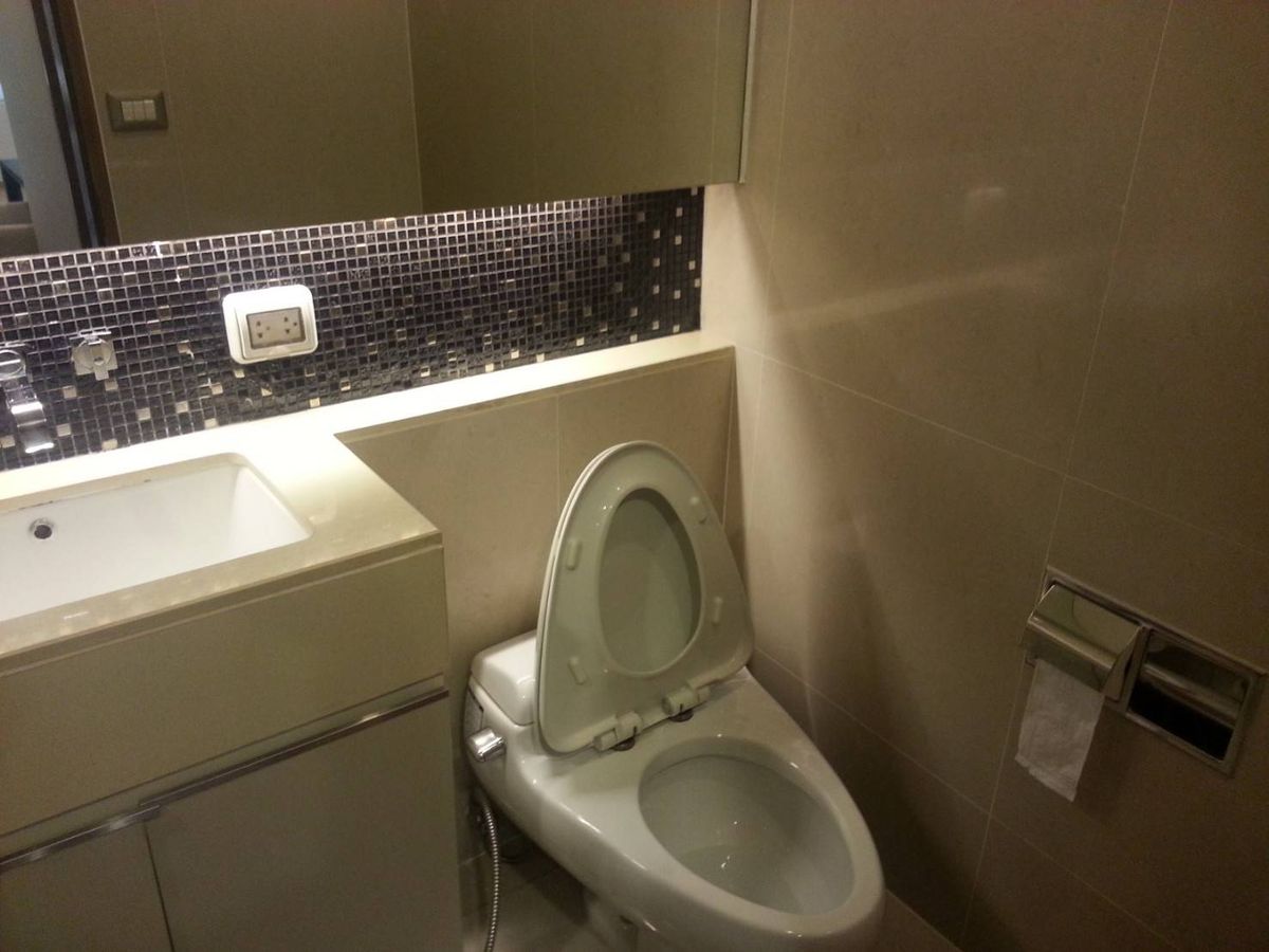 For RentCondoRama9, Petchburi, RCA : The Address Asoke Condo is convenient to travel near the BTS train.