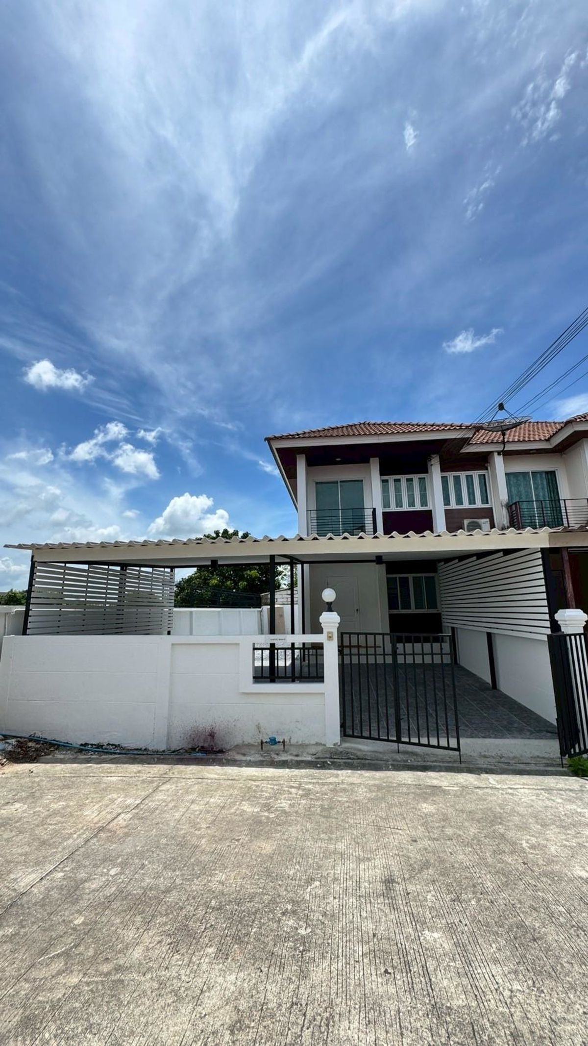 ขายทาวน์โฮมบางนา แบริ่ง ลาซาล : ขายบ้านทาวน์เฮาส์   2 ชั้น  3 นอน 2 น้ำ  1 ครัว  1 จอด