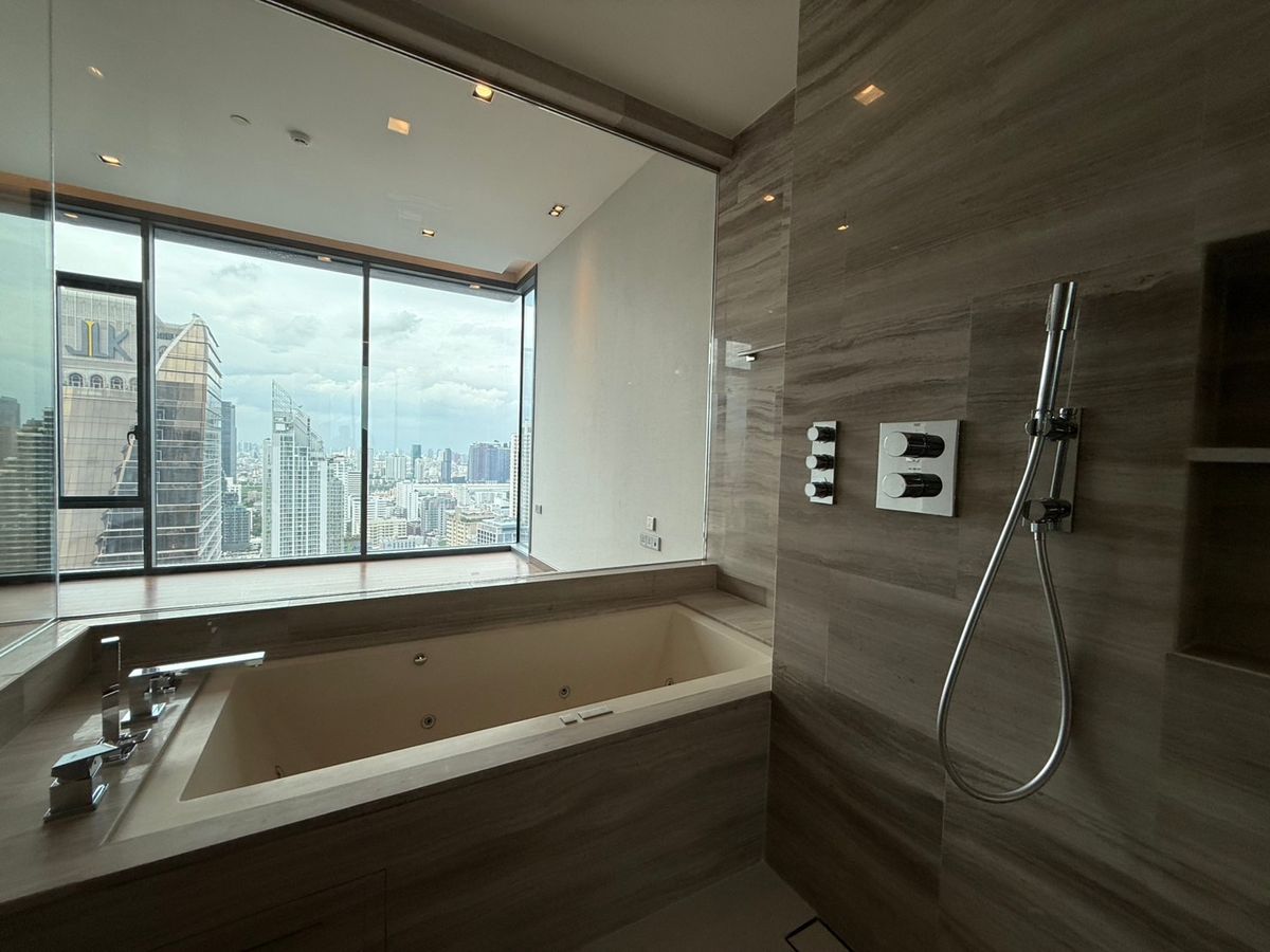 For SaleCondoNana, North Nana,Sukhumvit13, Soi Nana : Building *** Real room picture *** Q1 Sukhumvit 3 Beds 4 Baths 158.45 SQ.M. P/F ** Fixed 3 Parking