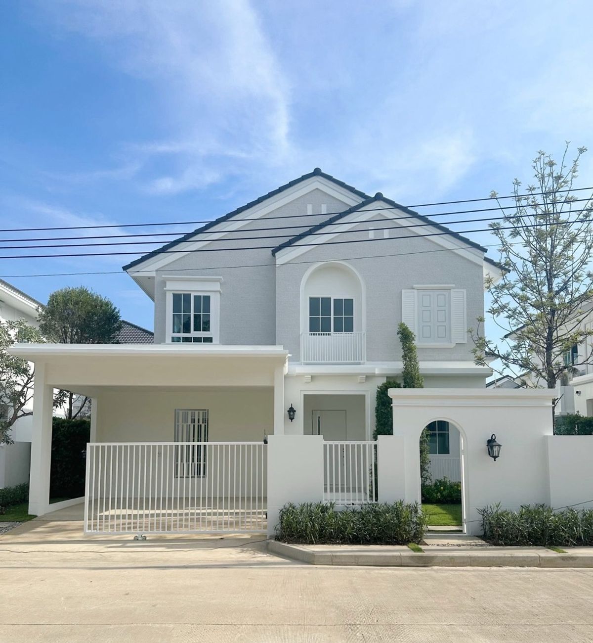 ให้เช่าบ้านบางนา แบริ่ง ลาซาล : House for Rent: 
Chaiyapruek Bangna Km.15
🏡บ้านหน้าสวน ทิศเหนือ พร้อมเข้าอยู่
Details:
• 61.5 sq.wah | 184 sq.m.
• 3 Bedrooms | 4 Bathrooms 
• 2 Cars Parking
