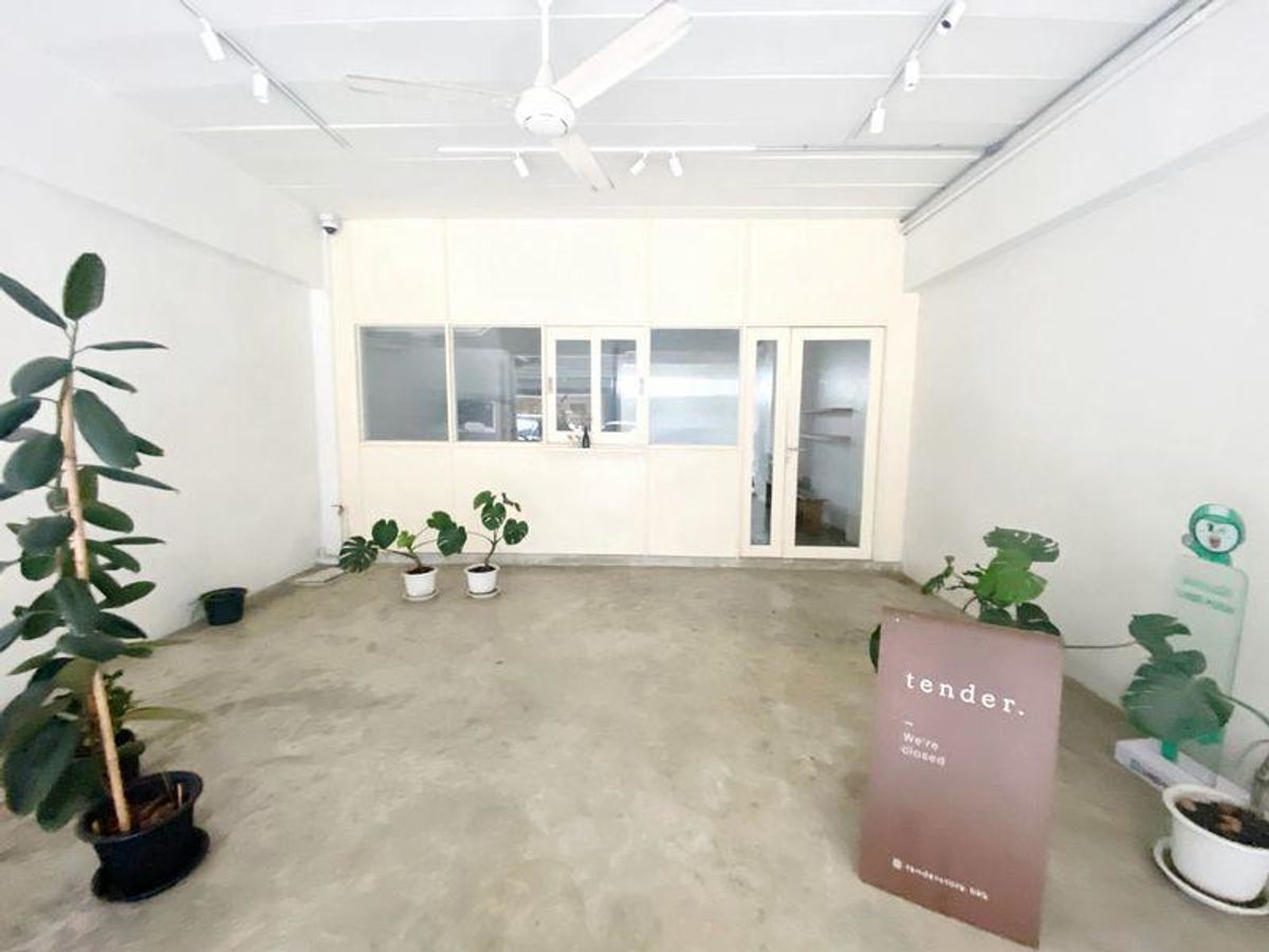 ให้เช่าร้านค้า/ตลาดนัดสุขุมวิท อโศก ทองหล่อ : LTHC12962 – Shophouse for Rent (อาคารพาณิชย์ให้เช่า) at Ekkamai (เอกมัย) Size 170 sqm. 2 storey 1 room 1 bath Near Donki Mall ONLY 100K/Month