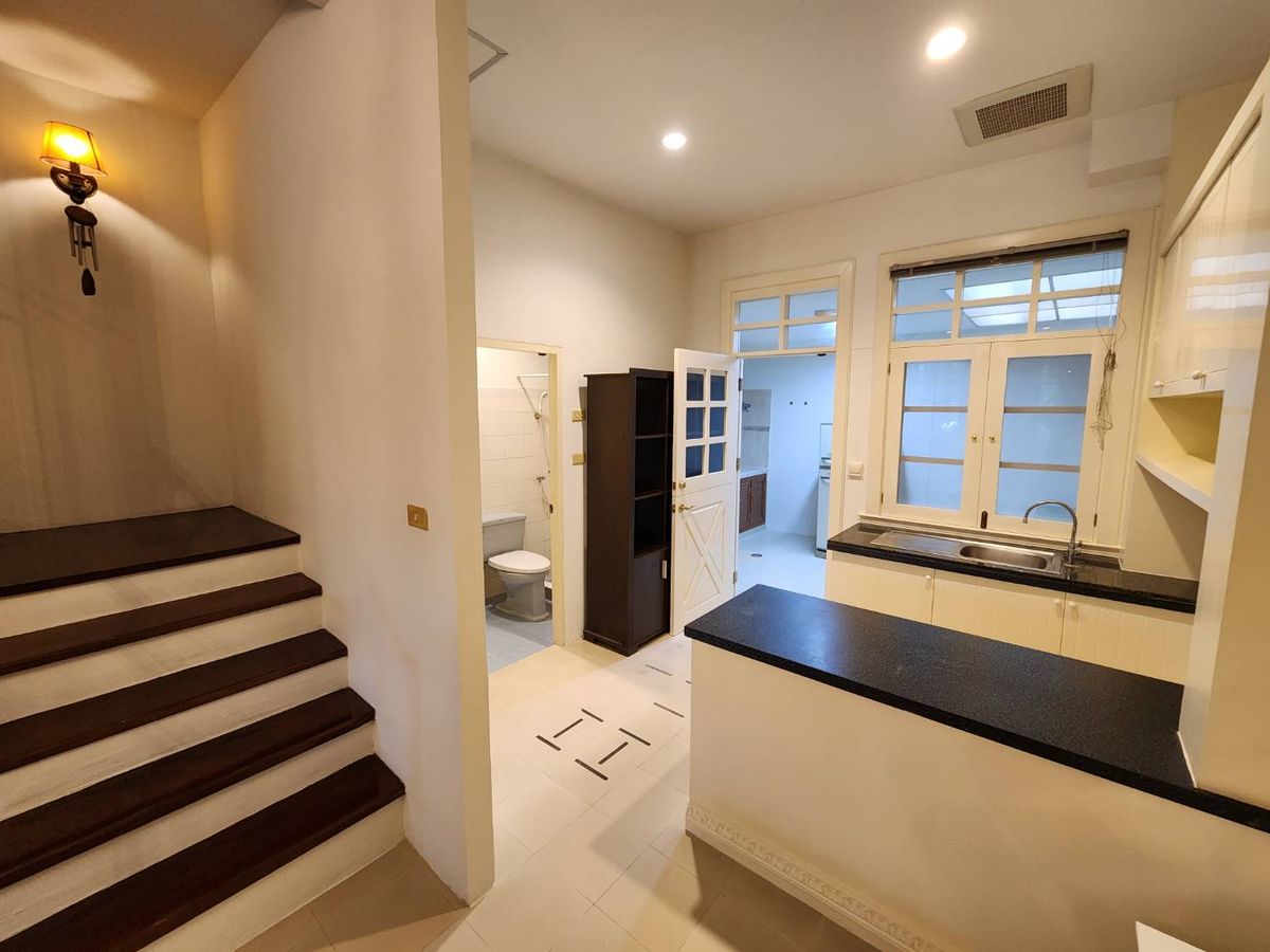 For RentTownhomeRatchadapisek, Huaikwang, Suttisan : Rent a townhouse Ratchadaphisek Zone - Five Lat Phrao Intersection near MRT Five Lat Phrao Intersection for 5 minutes