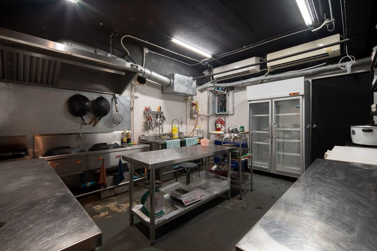 For RentRetail SpaceSukhumvit, Asoke, Thonglor : 350 sq.m. of alcohol store bar, Soi Thonglor Sukhumvit 55, with convenient parking | For Rent - Bar / Gastronomy / PUB SIZING 350 SQ.M. Soi Thonglor Sukhumvit 55 BKK WITH Provided Parking Lots and Comfortable Transption