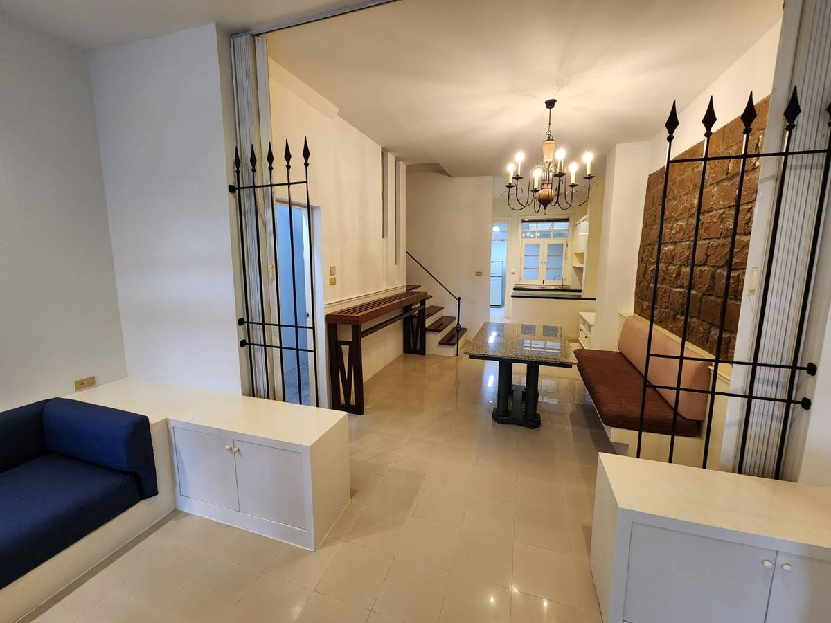 For RentTownhomeRatchadapisek, Huaikwang, Suttisan : Rent a townhouse Ratchadaphisek Zone - Five Lat Phrao Intersection near MRT Five Lat Phrao Intersection for 5 minutes