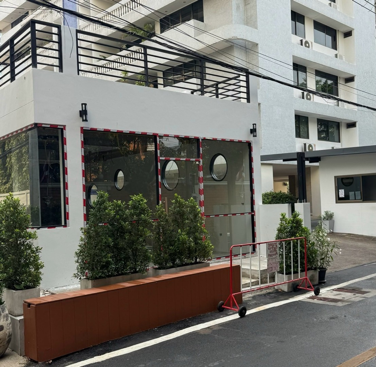 For RentRetail SpaceSukhumvit, Asoke, Thonglor : Shop for rent / business area 70 sq.m. Asoke, Sukhumvit, foreign sources, luxury condos, apartments and BTS, have parking, customer, profiles and Magnet