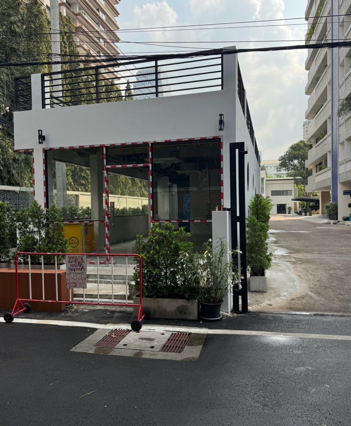 For RentRetail SpaceSukhumvit, Asoke, Thonglor : Shop for rent / business area 70 sq.m. Asoke, Sukhumvit, foreign sources, luxury condos, apartments and BTS, have parking, customer, profiles and Magnet
