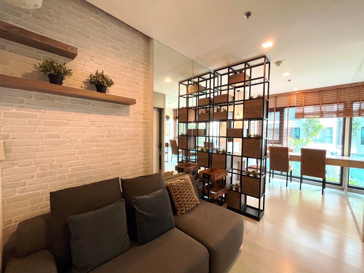 CondoSukhumvit, Asoke, Thonglor : Rhythm Sukhumvit 36-38 condo, convenient transportation, near the BTS train, has a beautiful shuttle room, complete furniture ready for sale.