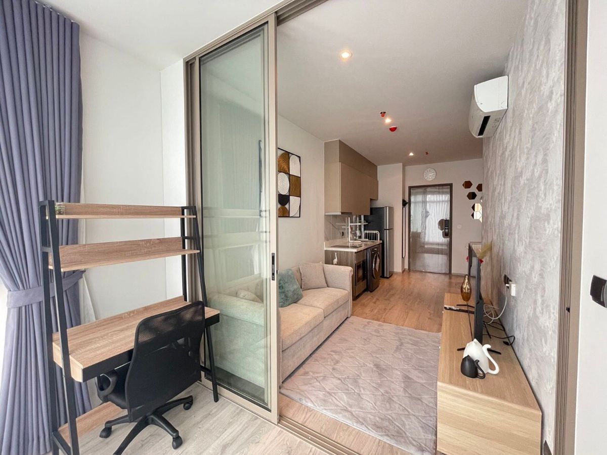 For RentCondoSukhumvit, Asoke, Thonglor : RHYTHM EKKAMAI ESTATE condo is convenient to travel near the BTS train. There is a beautiful shuttle room.