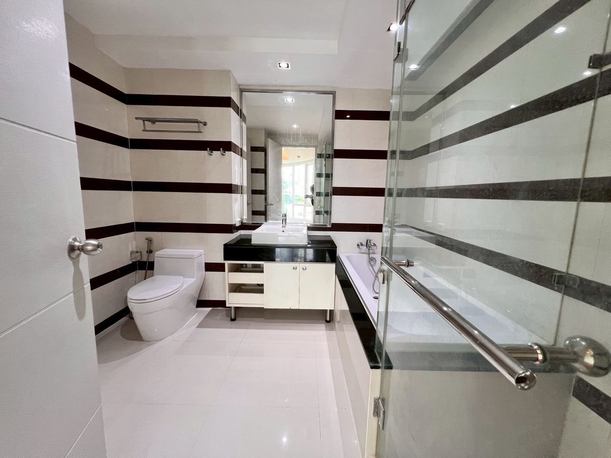 For SaleCondoSukhumvit, Asoke, Thonglor : Condo for sale in Beverly 33, near BTS Phrom Phong 1 bedroom, 1 bathroom, 50 sq.m., 6th floor [NCS250806]