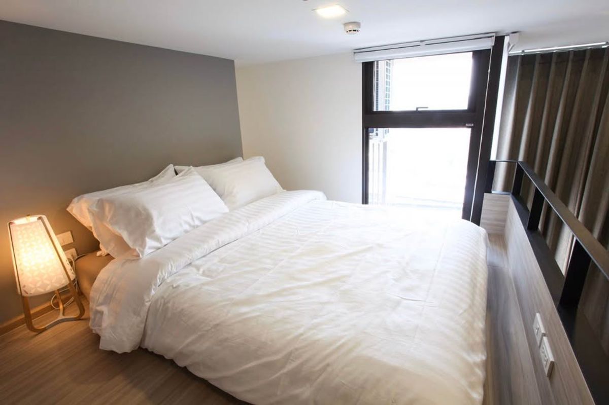 ให้เช่าคอนโดพระราม 9 เพชรบุรีตัดใหม่ RCA : คอนโด Chewathai Residence Asoke เดินทางสะดวก ใกล้รถไฟฟ้าเอ็มอาที มีรถรับส่ง ห้องสวย เฟอร์นิเจอร์ครบ พร้อมอยู่