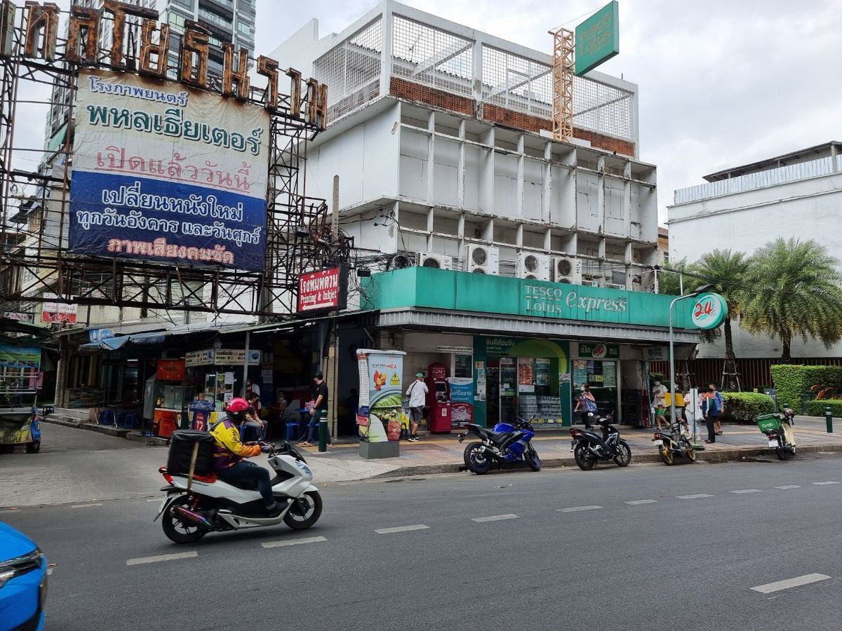 อาคารพาณิชย์เกษตรศาสตร์ รัชโยธิน : ขาย/ใหเ้ช่า/เซ้ง อาคารพาณิชย์ติดถนนใหญ่ 3ห้อง ห้องหัวมุมมองเห็นได้ 3 ด้าน หน้ากว้าง12 เมตร ติดสถานี BTS สะพานควายเพียง10เมตร เยื้องห้างบิ๊กซีฯ ใกล้สถานีรถไฟกลางบางซื่อ จอดรถในซอยได้ 20-30คัน