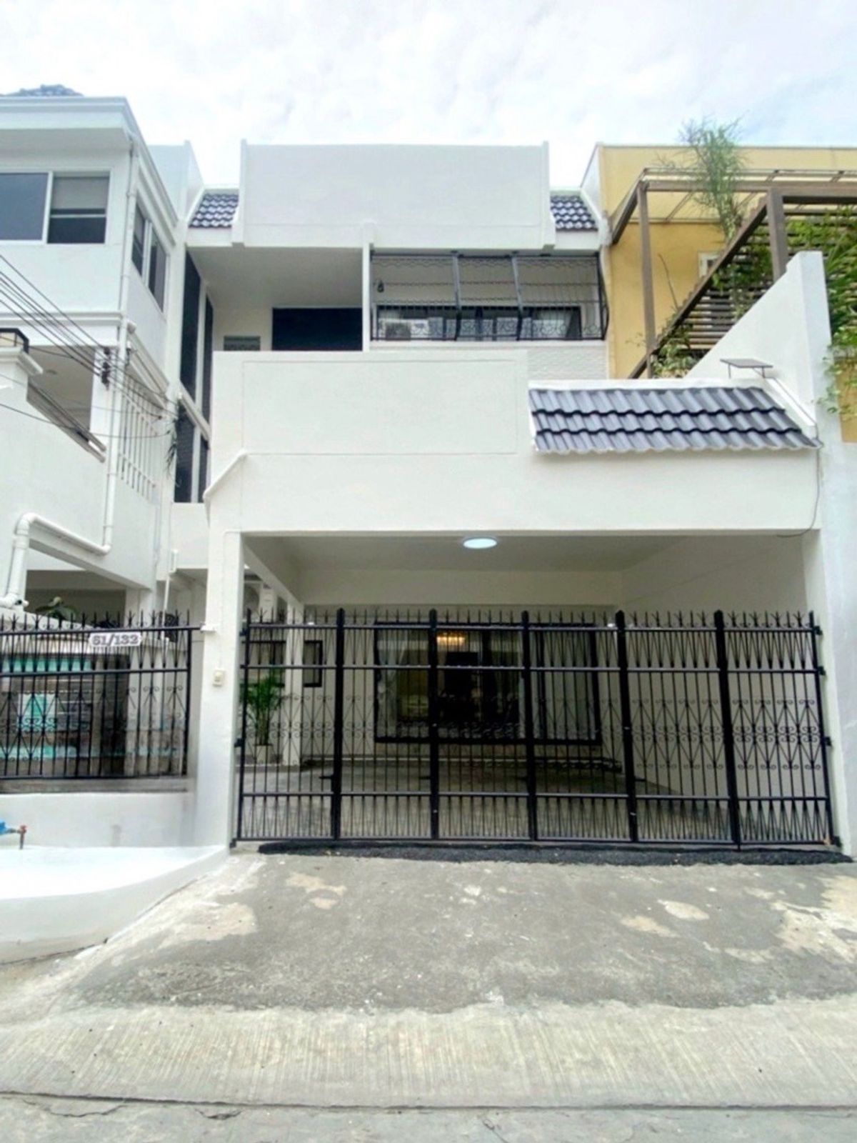 For RentHouseRama9, Petchburi, RCA : 📢👇Live in the heart of Rama 9–Ratchada, where business meets lifestyle. Single House in Prime location close to malls & business centers, with excellent transport links.