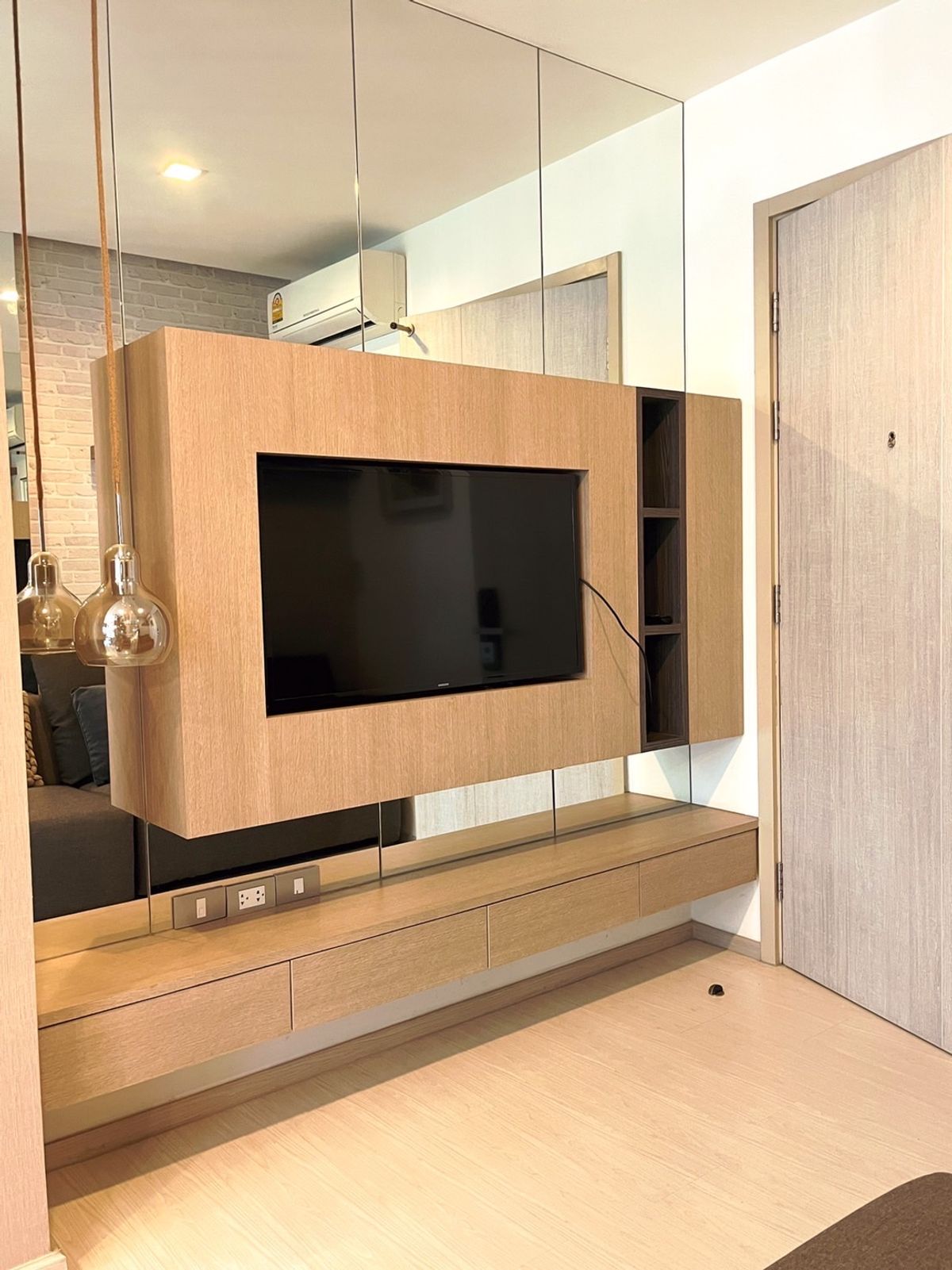 CondoSukhumvit, Asoke, Thonglor : Rhythm Sukhumvit 36-38 condo, convenient transportation, near the BTS train, has a beautiful shuttle room, complete furniture ready for sale.