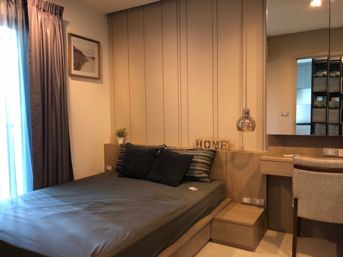 CondoSukhumvit, Asoke, Thonglor : Rhythm Sukhumvit 36-38 condo, convenient transportation, near the BTS train, has a beautiful shuttle room, complete furniture ready for sale.