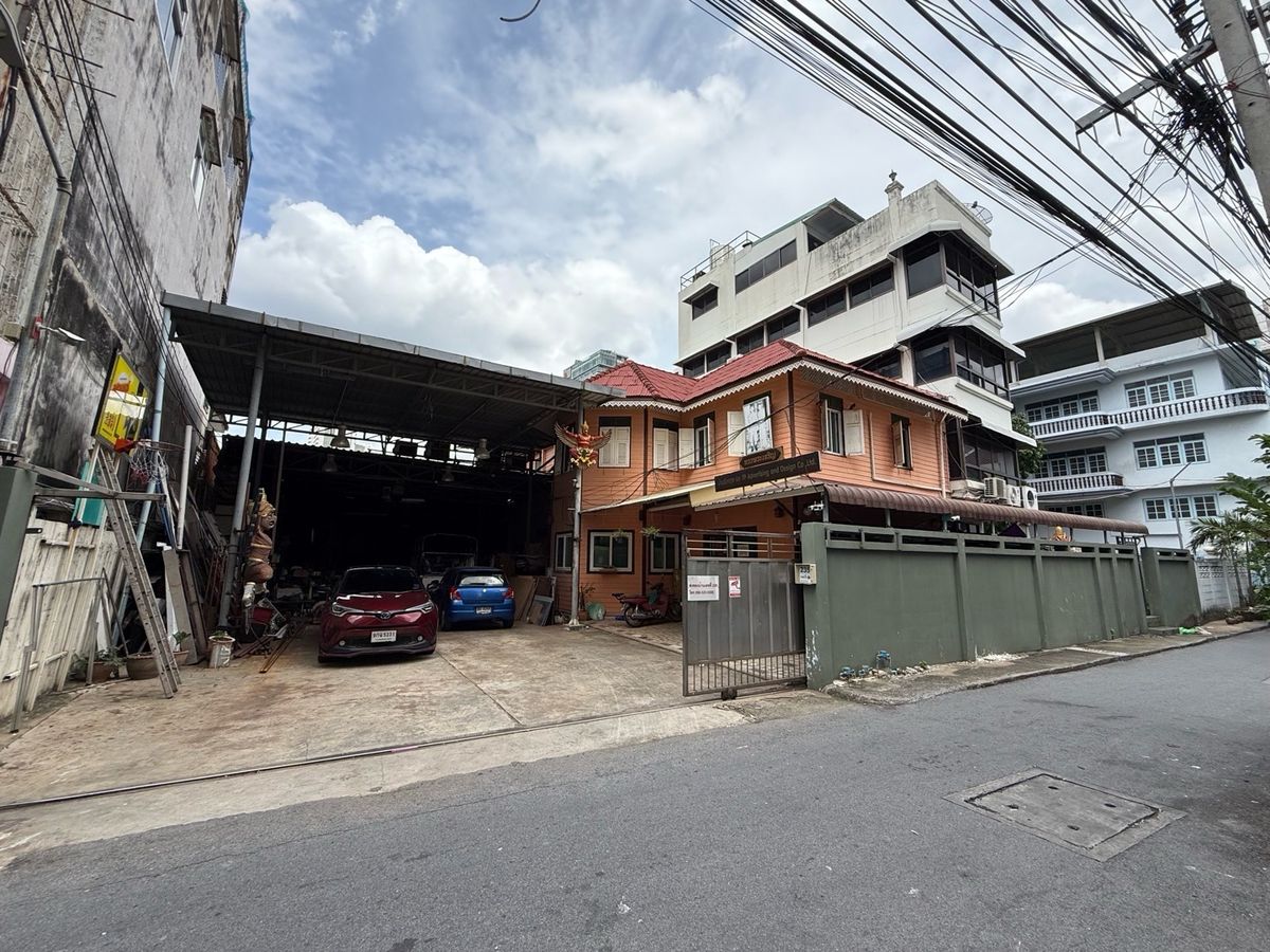 For SaleLandSilom, Saladaeng, Bangrak : Land for sale 1 rai‼ ️ In the heart of Bangkok, beautiful plot‼ ️ Soi Charoen Krung 43, land size: 1-34 rai (434 square wah), price 104,000,000 baht