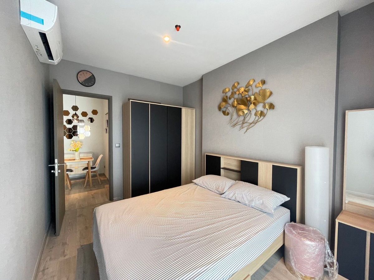 For RentCondoSukhumvit, Asoke, Thonglor : RHYTHM EKKAMAI ESTATE condo is convenient to travel near the BTS train. There is a beautiful shuttle room.